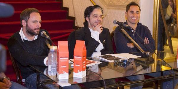 Foto de la conferencia de prensa para presentar el show de Arancia Meccanica en el Teatro Bellini de Nápoles con Morgani, Daniele y Gabriele Russo