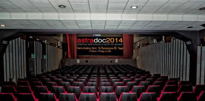 ナポリのシネマアストラでのAstraDoc 2014イベントのポスター