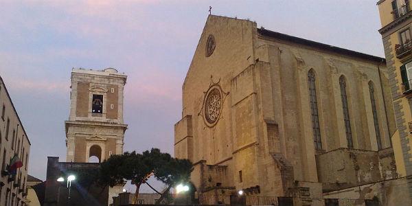 Kloster von Santa Chiara mit dem Glockenturm nach 100 Jahren restauriert