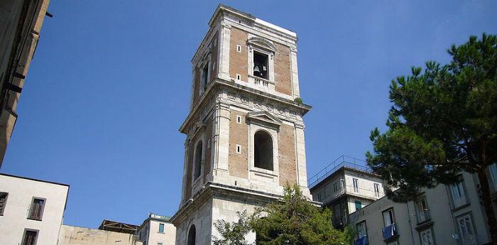 Foto des Glockenturms der Basilika von Santa Chiara, der nach 100 Jahren wieder der Öffentlichkeit zugänglich gemacht wird