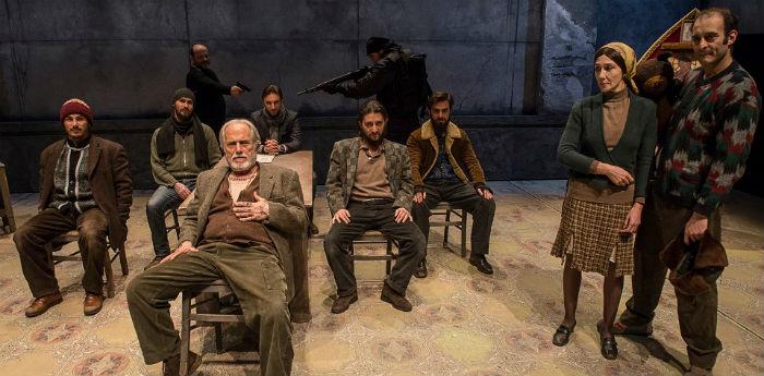 Scena tratta dallo spettacolo Educazione Siberiana al Teatro Bellini di Napoli