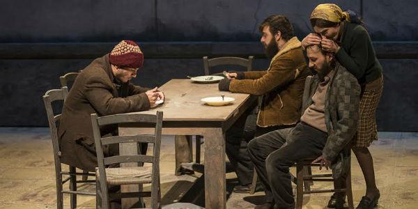 Una escena del programa educativo siberiano, con Adriano Pantaleo en el Teatro Bellini de Nápoles