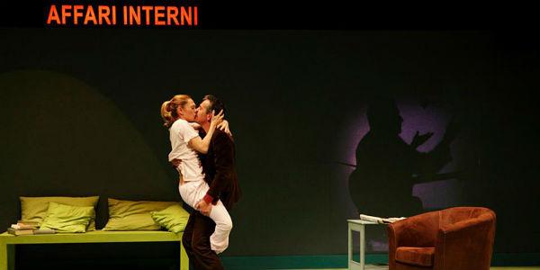 Escena del espectáculo de Fausto Paravidino Salida en el teatro Piccolo Bellini de Nápoles