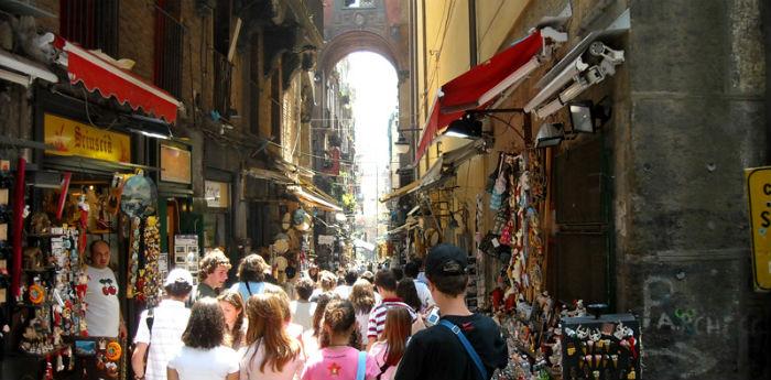 Uno dei Decumani di Napoli in occasione della Festa di Pasqua 2014