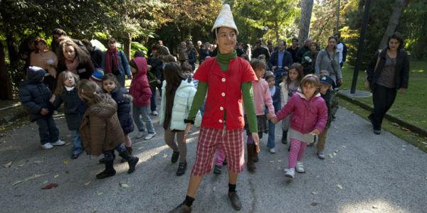 Le conte de fées Les Pinocchio sur la scène du Jardin Botanique de Naples pour la revue Fiabe di Primavera