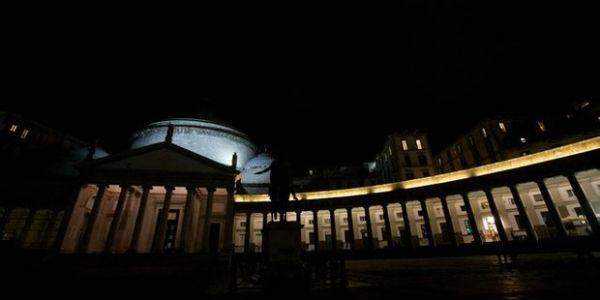 Piazza del Plebiscito al buio per L'Ora della Terra 2014 a Napoli
