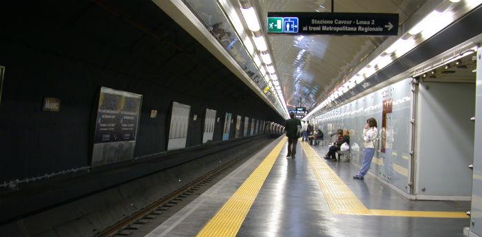 Stazione della Metropolitana linea 1 a Napoli, sciopero mezzi pubblici