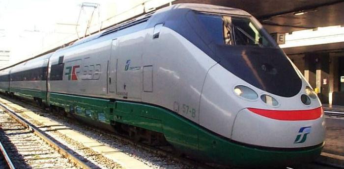 Un tren de Trenitalia estacionario en la estación, los trenes de ataque