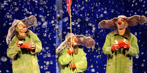 Escena de Slava's Snow Show en el Teatro Bellini en Nápoles