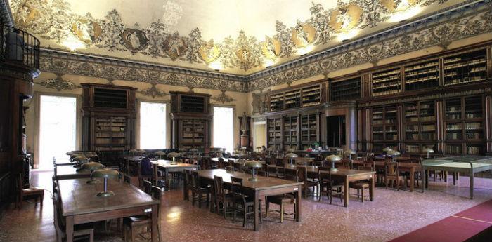 Una delle sale della Biblioteca Nazionale di Napoli, apertura straordinaria 1 maggio 2014