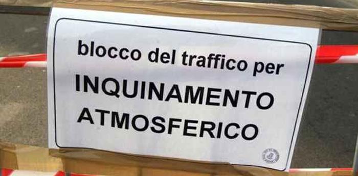 blocco del traffico per inquinamento atmosferico