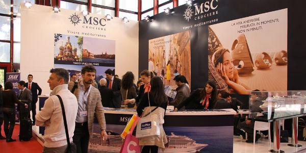 Pavilhões de exposições na Bolsa de Turismo do Mediterrâneo de Nápoles