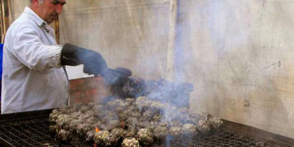 Preturesi de alcachofas a la parrilla en el festival de Montoro Inferiore