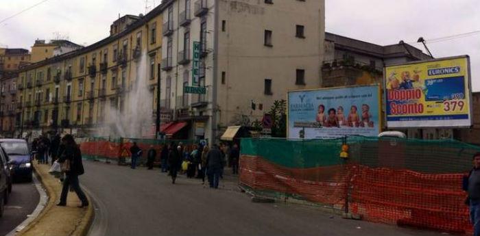 circumvesuviana inundado debido a la rotura del alcantarillado