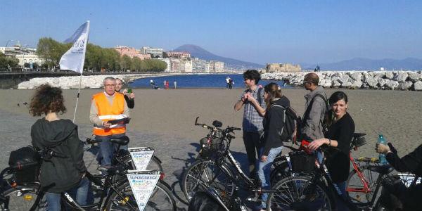 Touristen auf einer Fahrradfahrt nach I Bike Naples, radeln Sie durch Neapel