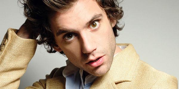 Mika em concerto em Nápoles na Piazza del Plebiscito