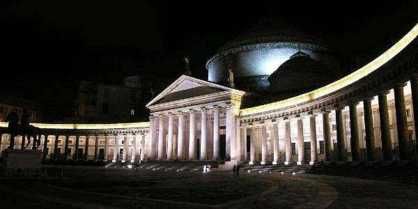 Piazza del Plebiscito à Naples la nuit, 50 ans de Nutella à Naples