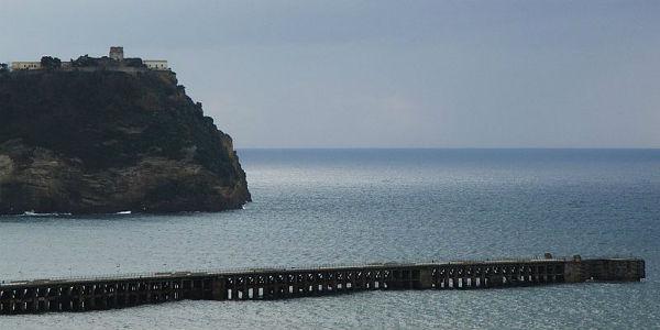 El muelle de Bagnoli con el fondo de Nisida