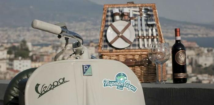 Vespa d'Epoca per i tour Wine&TheVespa a Napoli