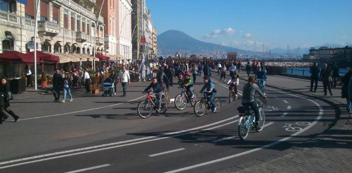 Lungomare Liberato di Napoli，生态周日从5月到8月2014