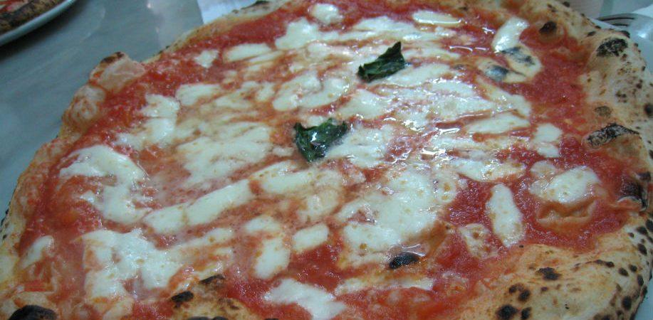 Antigua pizzería de Michele La pizza de la antigua pizzería da Michele