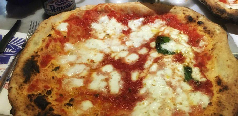 La pizza de la pizzeria Sorbillo à Naples