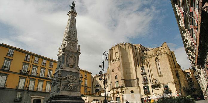 Piazza San Domenico Maggiore in Neapel