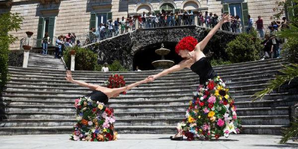 Revisión de baile Descalzo en el parque en Villa Floridiana en Nápoles