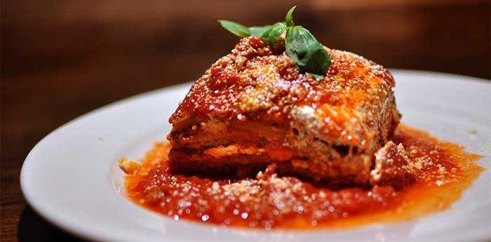 un piatto di parmigiana di melanzane