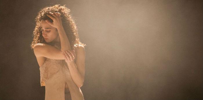 Uma cena do show Reshimo para o Festival de Teatro Napoli