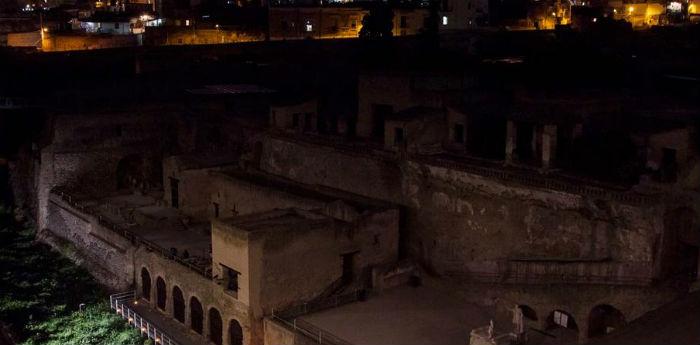 赫库兰尼姆（Herculaneum）挖掘的夜间导游