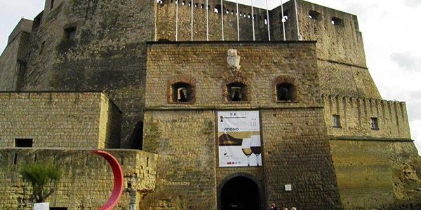 entrance vitignoitalia to castel dell'ovo