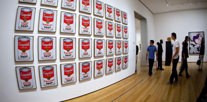 Ein Ausstellungsraum auf Andy Warhol im Pan-Museum in Neapel