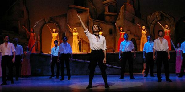 Zorba el griego en el escenario en el Teatro San Carlo