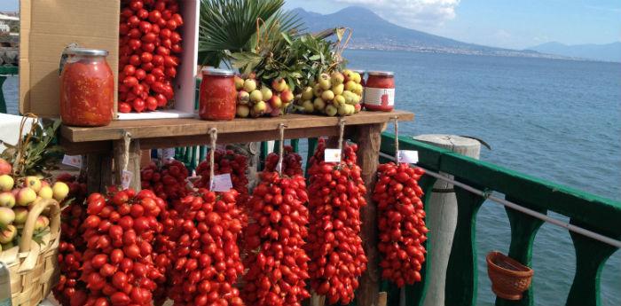 O típico festival de tomate cereja Pienolo em Cercola