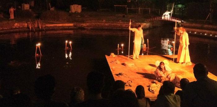 Uma cena de um show da crítica do Teatro alla Deriva no Terme Stufe di Nerone