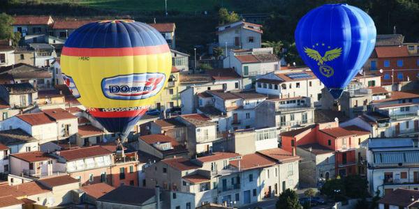 Heißluftballons im Flug beim Internationalen Treffen von Fragneto Monforte