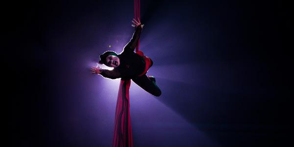 Acrobat at the Circo de los Horrores