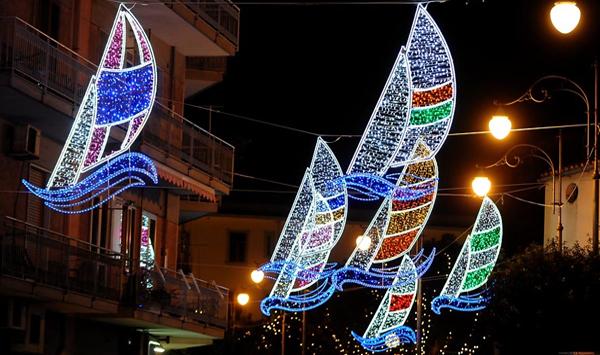 Las velas de la regata en el Luci d'Artista de Salerno