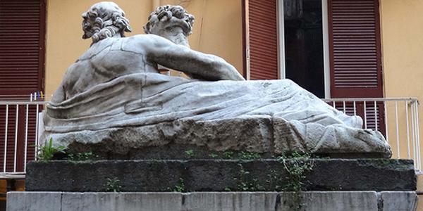 Il retro della Statua del Nilo