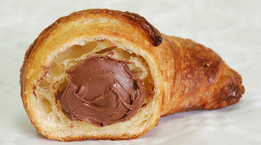 Cornetto with chocolate, best places in Naples