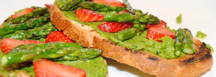 Bruschette strawberries and asparagus