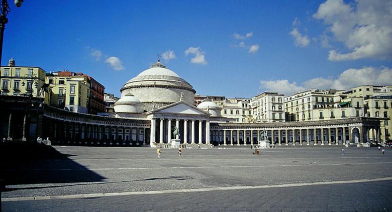 Piazza del Plebiscito在那不勒斯