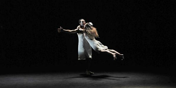 Uma cena do espetáculo Le sorelle Macaluso no Teatro Stabile em Nápoles