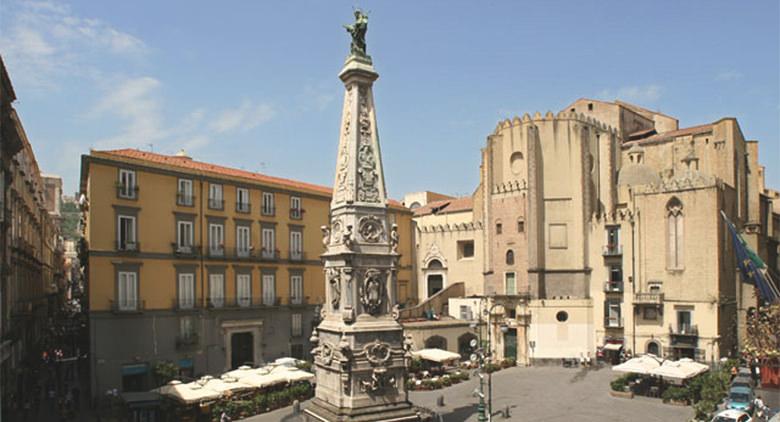 Praça San Domenico Maggiore em Nápoles