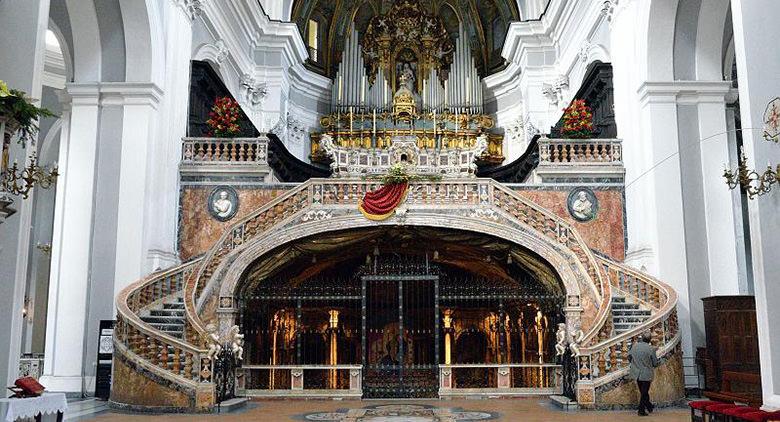 Базилика Сата Мария делла Санита в Неаполе
