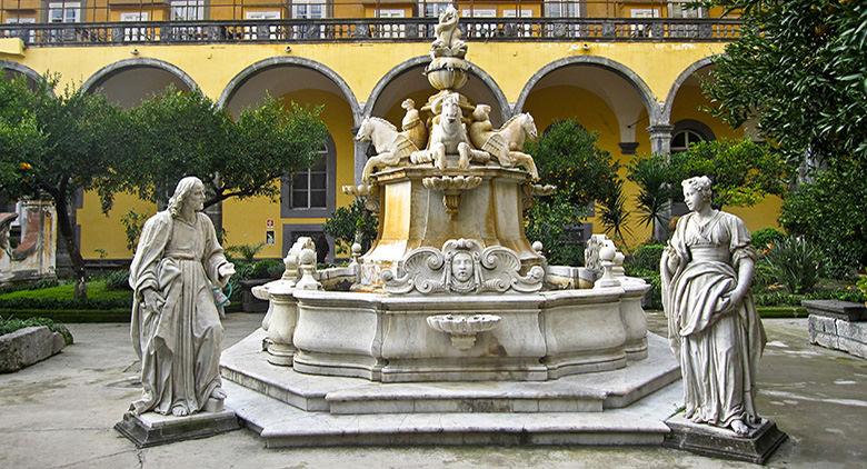 Igreja e claustro de San Gregorio Armeno em Nápoles