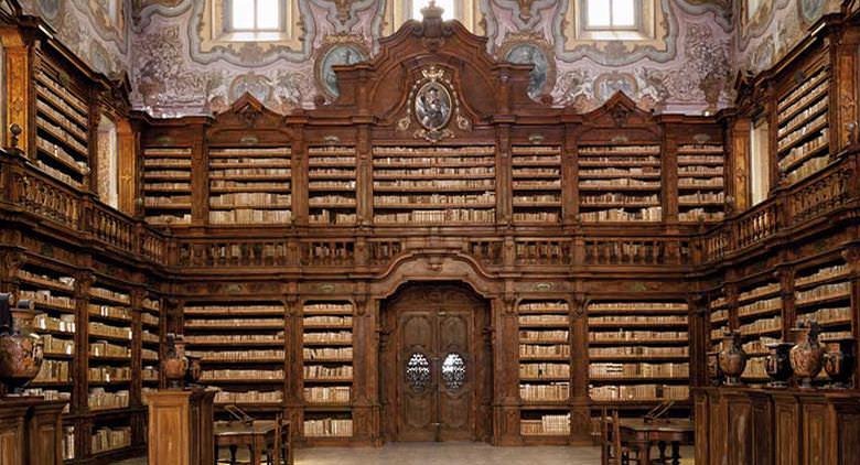 Biblioteca del Complesso dei Girolamini a Napoli