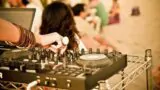 1 de maio de 2015 em Bacoli: mercado Hipster e djset na praia