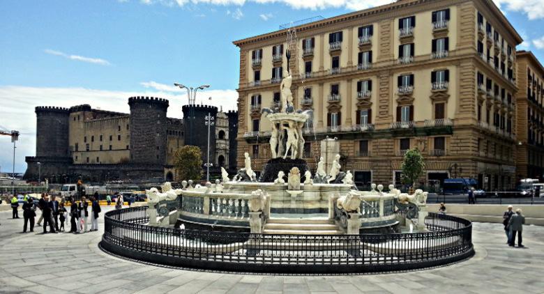 La fuente de Neptuno en Piazza Municipio en Nápoles